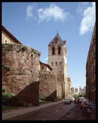 Utsikt over basilikaen og romerske vegger