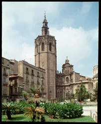 Utsikt over Micalet (Miquelet eller El Miguelete) klokketårn til katedralen i Valencia (Valencia) 1381-1429 Spania