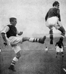 Action fra en fotballkamp mellom Arsenal og Chelsea, c1936-c1944