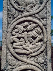 Relieff av en søyle av buddhistisk tempel