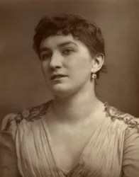 Nelly Bromley , britisk skuespiller og sanger, 1882