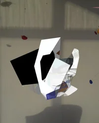 Flytende geometrisk skulptur