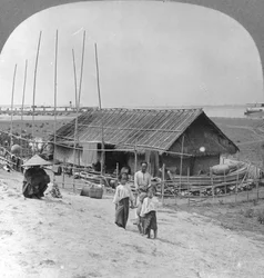 Hus bygget av bambus på flåter, Bhamo, Burma, 1908