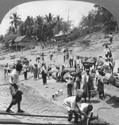 Passasjerer som går om bord på en Irrawaddy-dampbåt, Mada, Rangoon, Burma, 1908