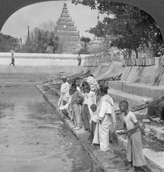 Pilegrimer som mater hellige skilpadder, Arakan Pagoda, Mandalay, Burma, 1908.