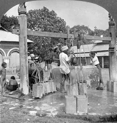 Offentlige vannbrønner, Mandalay, Burma, 1908.
