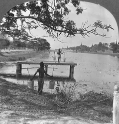 Vestsiden av fortet, som viser vollgraven, Mandalay, Burma, 1908