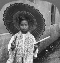 Ung burmesisk kvinne som holder en enorm sigar, Rangoon, Burma, 1908