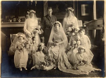 Gruppebryllupsportrett av Lady Blanche Cavendish og oberst Ivan Murray, Guards Chapel, Lansdowne House, 21. april 1919