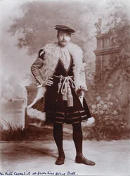 Mr Victor Cavendish, senere 9. hertug av Devonshire, som ambassadør, etter Holbein-portrettet av Jean de Dinteville, hertuginnen av Devonshires diamantjubileumsball i Devonshire House