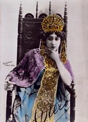 Portrett av Caroline (La Belle) Otero (1868-1965), postkort med autograf