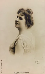 Portrett av den franske sangeren Paulette de Bardy, kjent som Paulette Darty; postkort