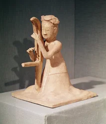 Sittende musiker som spiller en harpe (malt terrakotta)