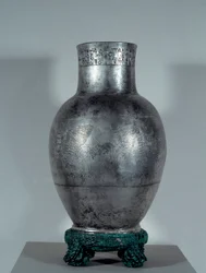 Mesopotamia: Entemena-vase i gravsølv med motiver og kileskrift (nevø og andre etterfølger av Eannatum). Sommertid (2900-2200 f.Kr.). 2400 f.Kr. Søn 0,35x0,18 m Paris, musee du Louvre