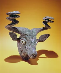 Hodet til en okse, fra Irak, ca. 2000 f.Kr. (bronse og skall)