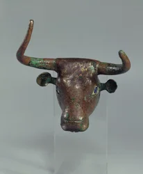 Hodet til en okse, med kongelig sumerisk inskripsjon, feste for et møbel eller for en harpe, fra Telloh (gamle Girsu) tidlig dynastiske periode, ca. 2500-2400 f.Kr. (kobber) (se også 208504)