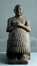 Mesopotamisk kunst: statue av presten og skriveren Dudu fra Lagash. Diorittskulptur omkring 2600 f.Kr. (sumerisk periode, omkring 2900-2200 f.Kr.). Høyde: 0,45 m, Iraks museum, Bagdad