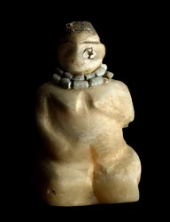 Nedre Mesopotamia, Irak, sumerisk kunst: alabastfigur av en knelende kvinne fra funnstedet Tell es-Sawwan. 3000 f.Kr. Mål: 9,4 cm. Bagdad, Iraks nasjonalmuseum