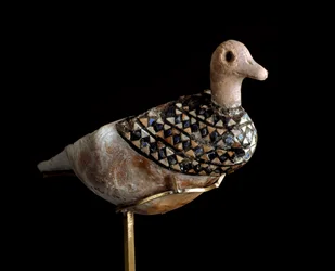 Nedre Mesopotamia, Irak, sumerisk kunst: andeformet lampe laget med et skall innlagt med lapis lazuli, rød kalkstein og perlemor. 3000 f.Kr. Sol. l. 21 cm Bagdad, National Iraq Museum