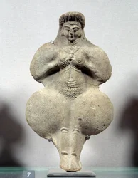 Orientalsk kunst: terrakottastatuett av kvinne som holder brystene hennes, sannsynlig representasjon av Ishtar, fruktbarhetsgudinnen. Fra Susa. Iran. Elamitt periode. 14.-12. århundre f.Kr. Søn 0,16 m. Museet Louvre