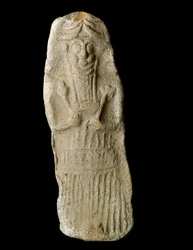 Sumerisk kunst: krigergud med ører av storfe representerer løgner i kisten hans, sannsynligvis den mesopotamiske guden Dumuzi. Terrakotta skulptur. Fra Diqdiqqe-siden. Dim. 12 cm Bagdad, National Iraq Museum