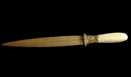 Sumerisk sivilisasjon: gulldolk (29 cm). Fra det arkeologiske området Ur. Bagdad, Iraks nasjonalmuseum