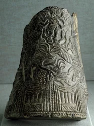 Sumerisk sivilisasjon: fragment av en slangevase fra det østlige Iran. Mål: 22,5 cm. Perioden ved slutten av de arkaiske dynastiene (2500 f.Kr.). Bagdad, Iraks nasjonalmuseum