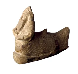 Sumerisk sivilisasjon: terrakottastatuett av en beskyttende ånd i form av et fiskemenneske, plassert under fundamentet til et hus. 8.-7. århundre f.Kr. Mål: 12 x 9,7 cm. Bagdad, Iraks nasjonalmuseum
