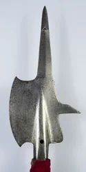Hellebard (stål, messing og tre med tekstiler)