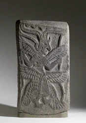 Plate med seksvinget gudinne, fortell Halaf (basalt)