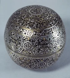 Orientalsk kunst: Frule-parfyme (brenn-parfyme) eller håndvarmer (håndvarmer) fra Syria, slutten av 1400-tallet, begynnelsen av 1500-tallet. Kobberlegering hamret med gravdekor, pierces, innlagt med gull, sølv og sort pasta. Paris, Louvre-museet