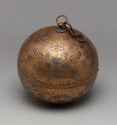 Pierced Globe, ca. 1300 (messing innlagt med gull og sølv)