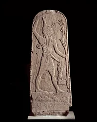 Orientalsk kunst: stele av guden Baal i lynet. (Krigergud som beskytter kongen) Skulptur fra 1400-tallet f.Kr., Syria. Paris, Musée du Louvre