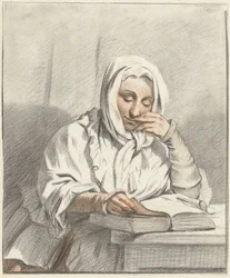 Ung kvinne som leser ved et bord