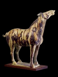 Kinesisk kunst: Terracotta begravelsesstatuett med trefargede glasurer som viser en henninghest. Fra graven til prinsesse Yong Tai (502-594 e.Kr.), Chensi. Tang-dynastiet (618-907 e.Kr.).