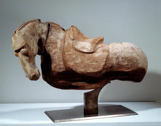 Kinesisk kunst: trehest. Skulptur fra Tang-perioden (618 til 907). Paris, Musée Cernuschi