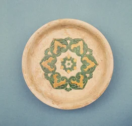 Kinesisk serveringsfat, med innskårne linjer for å forhindre at fargen renner, Tang-dynastiet, 618-906 (keramikk)