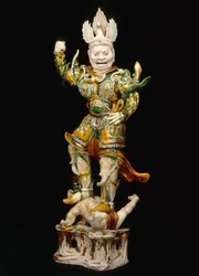 Lokapala (Heavenly Guardian), tidlig på 800-tallet (keramikk med tre farger (sancai) blyglasurer)