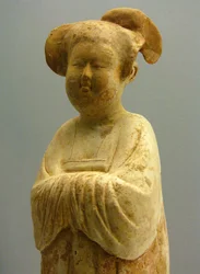 Malt og forgylt keramikk, kvinnelig figur, Tang-dynastiet (618-907), Shanghais nasjonalmuseum. Fotografi av Léonard de Selva, Kina, 2006.