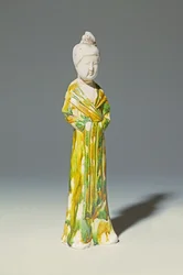 Lys sancai-keramikkfigur av en stående hoffdame, Tang-dynastiet