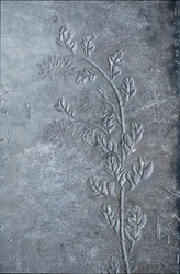 Stele gravert med en krisantem, blomster og blader, 618-907 (stein)