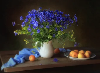 Blå kornblomster og aprikoser
