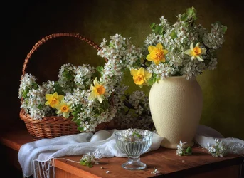 Stilleben med vårblomster
