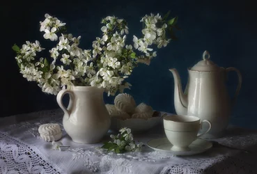 Te-stund med hvite blomster
