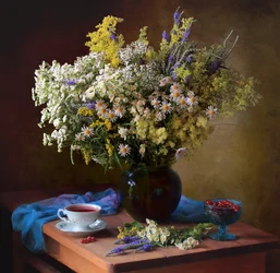 Sommerstilleben med villblomster