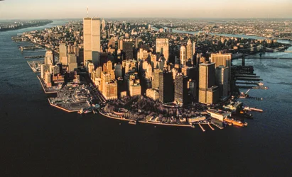 Luftfoto av Lower Manhattans havnefront fra New York Harbor, inkludert World Trade Center...