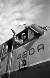 Lokomotivfører i Great Northern Railroad vinker fra førerhuset på et EMD E7-lokomotiv