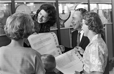 Med utskrifter fra en UNIVAC-datamaskin på besøk besøker Vic Pakka-familien fra Denver...