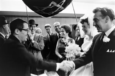 Jødisk ekteskap utført av amerikanske jøder under bryllupsbaldakinen, også kjent som chuppah, i Seattle