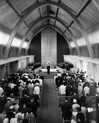 Pastor taler til menigheten under søndagsgudstjenesten i First Congregational Church...